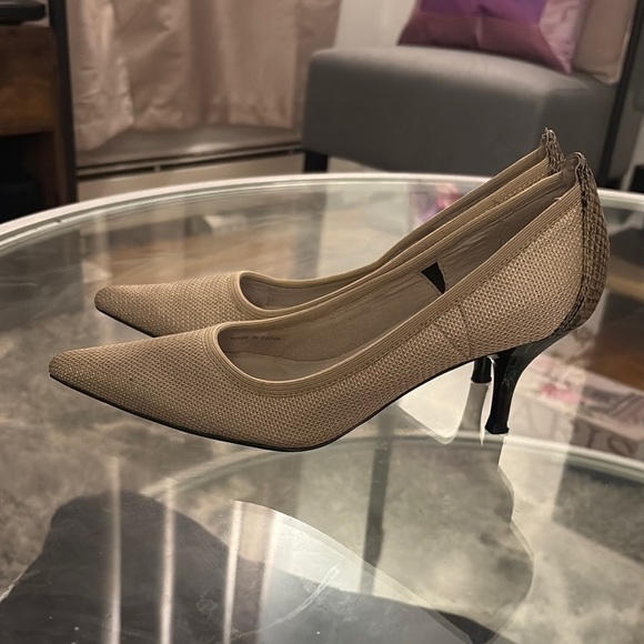 Tahari Cream Heels with Pointed Toe and Textured Finish - Picture 4 of 15